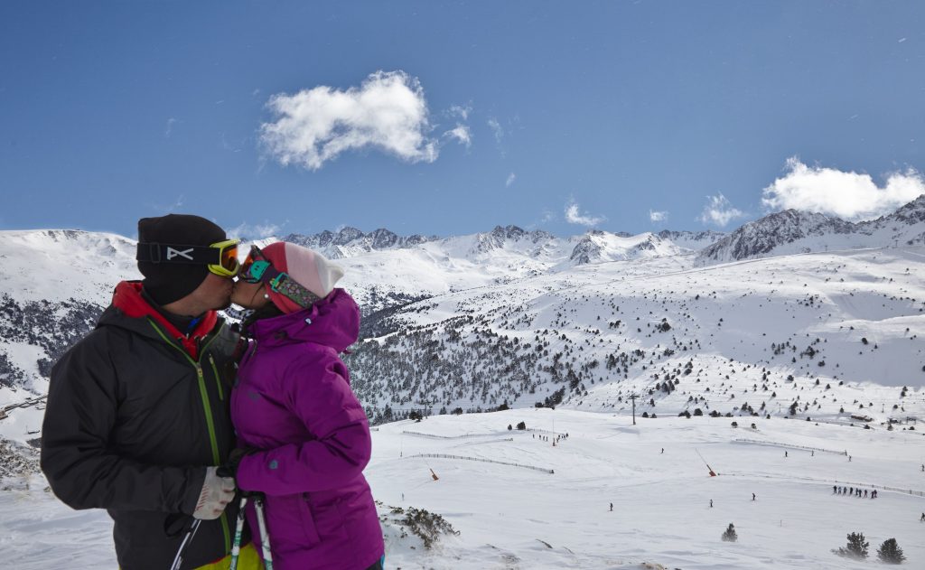 Vous cherchez à organiser les meilleures vacances seniors en Andorre. Vous êtes au bon endroit. Avec un large choix de stations de ski et de villages vacances, les Pyrénées andorranes offrent des destinations inoubliables pour tous les goûts et tous les budgets. Que vous soyez à la recherche de vacances à la montagne pour toute la famille, de séjours de ski tout compris, de week-ends de dernière minute ou de vacances scolaires, Andorre a tout ce qu'il vous faut. Pour commencer, il vous faudra réserver votre hébergement parmi une grande variété de locations de vacances, de villages clubs du soleil, de chalets et de résidences de vacances.  Pierre Vacances et Grifo Vacances une immobilière plus petite mais de qualité propose notamment des solutions personnalisées pour les seniors avec une formule pension-complète ou tout-compris, afin de profiter pleinement de vos vacances sans vous soucier de la logistique. Ensuite, vous pourrez choisir votre station de ski, Grandvalira, Vallnord ou encore Ordino Arcalis qui offre le plus grand domaine skiable des Pyrénées avec plus de 300 km de pistes de ski alpin et de ski de fond. Les remontées mécaniques et le matériel de ski peuvent être réservés à l'avance pour éviter les files d'attente.