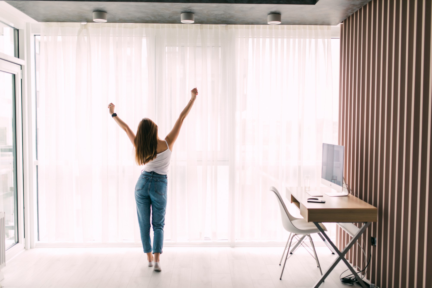 El interiorismo y la decoración de alto nivel en el Principado de Andorra se convierten en una experiencia de lujo y exclusividad para familias con gran poder adquisitivo, que buscan crear espacios singulares, acogedores y llenos de personalidad. En PirinHouse les damos la posibilidad de disfrutar de una decoración e interiorismo de alto standing, único y exclusivo en Andorra Cada proyecto es completamente personalizado: nuestro equipo asesora de forma individualizada en la elección de tejidos, colores, texturas y acabados para conseguir ambientes únicos en su hogar donde cada detalle marca la diferencia. Desarrollamos y confeccionamos cortinas, estores, almohadas y complementos textiles a medida, camas, cabezales, alfombras artesanas, apostando por materiales de alta calidad, marcas de prestigio y acabados artesanales.  Garantizamos la caída perfecta y una combinación armoniosa de todos los elementos para que el espacio refleje elegancia, confort y sofisticación. Nos ocupamos de todo el proceso: desde la toma de tamaños y el diseño, hasta la confección y la instalación final, para que no tengas que preocuparte de nada. Nuestra filosofía se basa en crear espacios de alto standing que combinan funcionalidad, estilo contemporáneo y atemporalidad, adaptándose siempre al gusto y necesidades exclusivas de cada familia.  Analizamos a fondo el proyecto, desde la distribución y las superficies hasta la selección de pavimentos, paredes, muebles, textiles e iluminación. Con el uso de planos, rénderes y muestras, podrás visualizar el resultado antes de la ejecución y tomar decisiones con total seguridad. Nos inspiramos en las últimas tendencias internacionales, pero priorizamos tu visión para que cada rincón de tu casa sea elegante, armónico y plenamente funcional. Disponemos de un abanico de muestras, imágenes y proyectos realizados para que puedas imaginar tu futuro espacio y dejes volar la creatividad. ¿Quieres transformar tu casa o tu piso con cortinas a medida o un proyecto de decoración de alto standing único y personalizado? Contacta con nosotros y deja que te ayudemos a hacer realidad el hogar de tus sueños en Andorra, convirtiendo cada estancia en una muestra de excelencia, buen gusto y exclusividad. PIRINHOUSE ANDORRA Telèfon: +376 367 246 pirinhouse@pirinhouse.com  https://pirinhouse.com/  https://domotica-electricitat-andorra.com/  