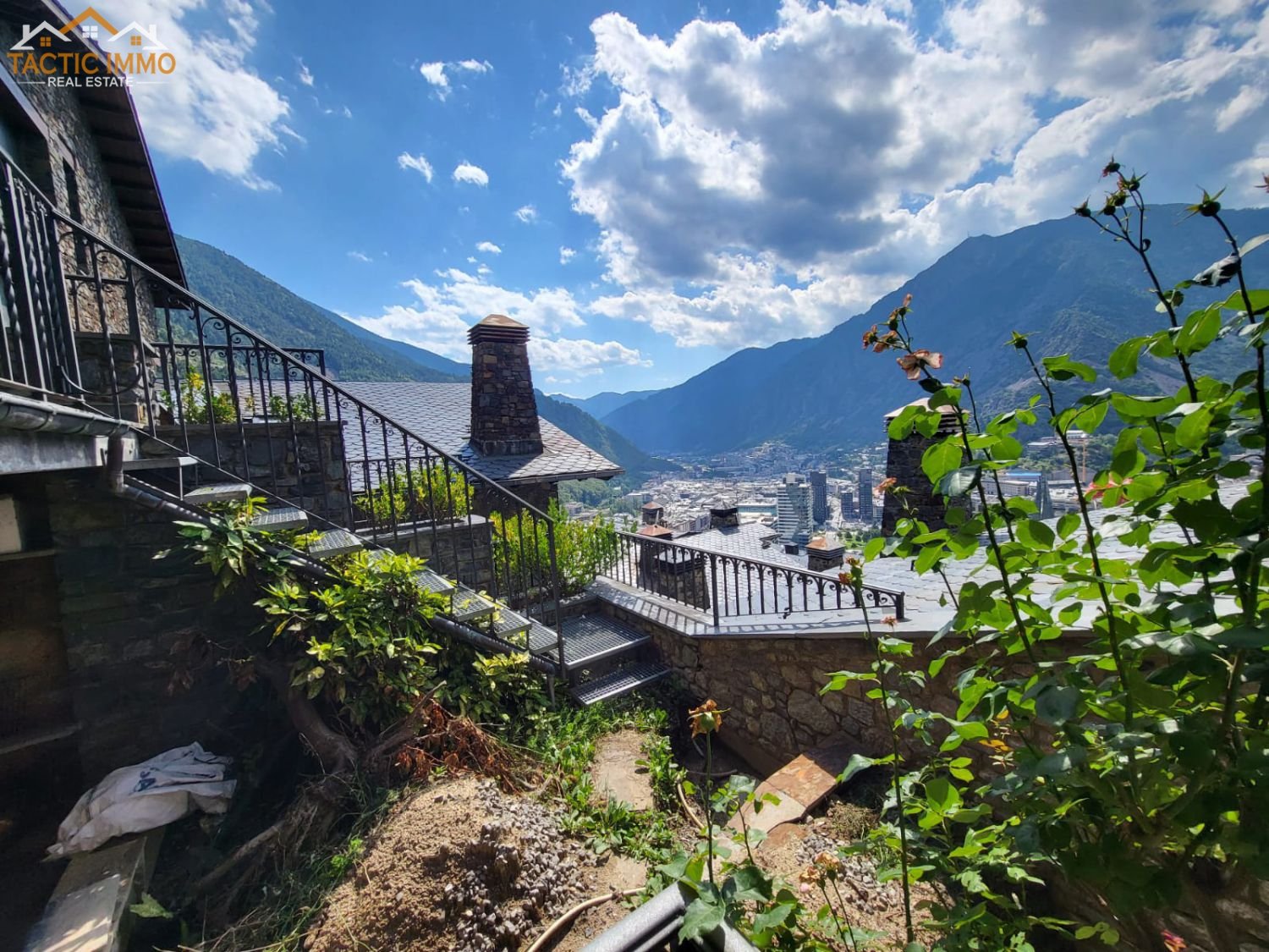 Troba la propietat ideal a Andorra amb Tàctic Immo A Tàctic Immo convertim els teus projectes immobiliaris en realitat. Som especialistes en la compra, venda i lloguer d'habitatges, xalets, apartaments, terrenys i locals comercials a tot el Principat d'Andorra. Amb una atenció personalitzada, transparència i un profund coneixement del mercat immobiliari andorrà, t'acompanyem en cada pas perquè trobis la millor oportunitat. Tant si vols comprar la teva nova llar, invertir en una propietat exclusiva o vendre el teu immoble amb les màximes garanties, el nostre equip t'ofereix assessorament professional i un servei de confiança. Descobreix una àmplia selecció d'immobles a Andorra la Vella, Escaldes-Engordany, La Massana, Encamp, Canillo i les millors zones del país. [tacticimmo.com] Tàctic Immo, la teva immobiliària de confiança a Andorra. 🇪🇸 CASTELLANO Encuentra la propiedad perfecta en Andorra con Tactic Immo En Tactic Immo hacemos realidad tus proyectos inmobiliarios. Somos especialistas en la compra, venta y alquiler de viviendas, chalets, apartamentos, terrenos y locales comerciales en todo el Principado de Andorra. Gracias a nuestro conocimiento del mercado inmobiliario andorrano y a una atención totalmente personalizada, te ayudamos a encontrar la mejor oportunidad para vivir o invertir. Si deseas comprar una vivienda, vender tu propiedad al mejor precio o encontrar una inversión exclusiva, nuestro equipo te acompañará durante todo el proceso con profesionalidad, cercanía y total transparencia. Descubre una amplia cartera de inmuebles en Andorra la Vella, Escaldes-Engordany, La Massana, Encamp, Canillo y otras zonas premium del país. [tacticimmo.com] Tactic Immo, la inmobiliaria de referencia para comprar, vender o alquilar en Andorra. 🇫🇷 FRANÇAIS Trouvez le bien immobilier idéal en Andorre avec Tactic Immo Chez Tactic Immo, nous mettons notre expérience et notre connaissance du marché immobilier andorran au service de vos projets. Que vous recherchiez un appartement, un chalet, un terrain, un local commercial ou un investissement de prestige, notre équipe vous accompagne à chaque étape avec professionnalisme et transparence. Spécialistes de l'achat, de la vente et de la location de biens immobiliers dans toute l'Andorre, nous vous proposons une sélection rigoureuse de propriétés situées dans les meilleures zones du pays : Andorre-la-Vieille, Escaldes-Engordany, La Massana, Encamp, Canillo et bien d'autres. [tacticimmo.com] Tactic Immo, votre partenaire immobilier de confiance en Andorre. ✨ Plus de visibilité, plus de confiance et plus de résultats pour votre projet immobilier.